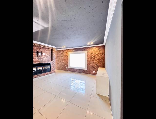 5 BEDROOM FREESTANDING FOR SALE IN MINERALIA